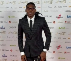 莱奥正装出席颁奖典礼：伤病还没康复不能冒险，我能踢中锋或边锋